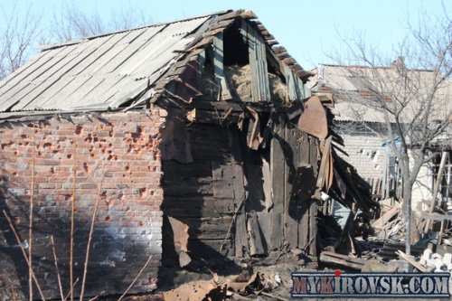 Под Луганском при украинском обстреле сгорел жилой дом